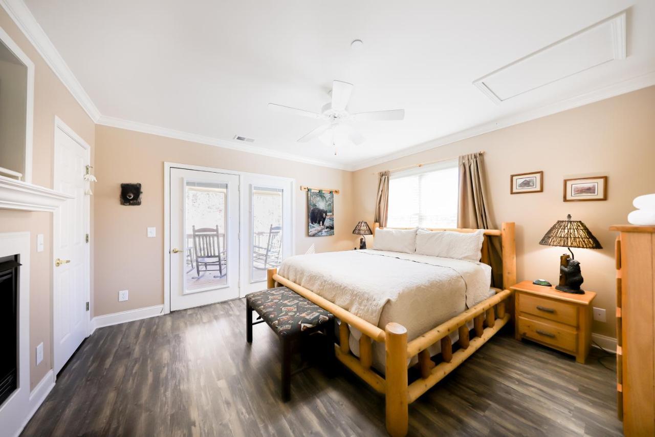 The Bears Den Apartment Helen Luaran gambar